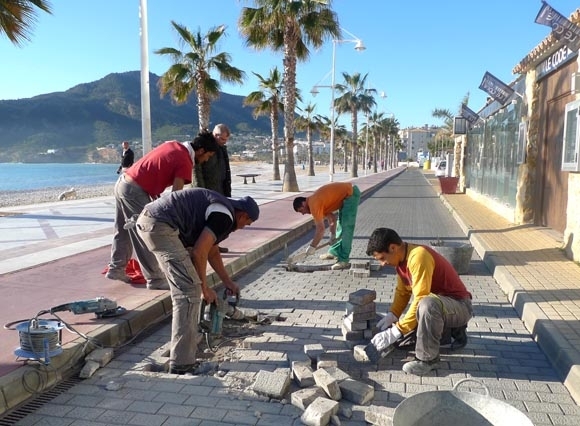 L’Empresa Pública realitza treballs de manteniment de la calçada en la platja de Cap Blanc