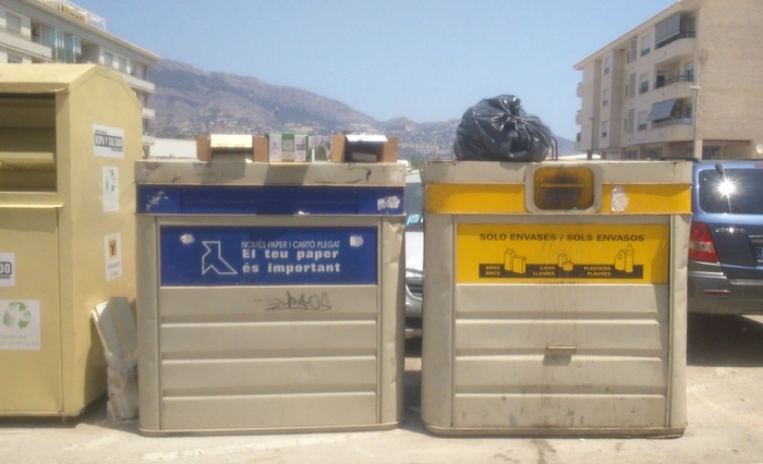 El Ayuntamiento toma medidas para evitar los colapsos de los  contenedores de reciclaje