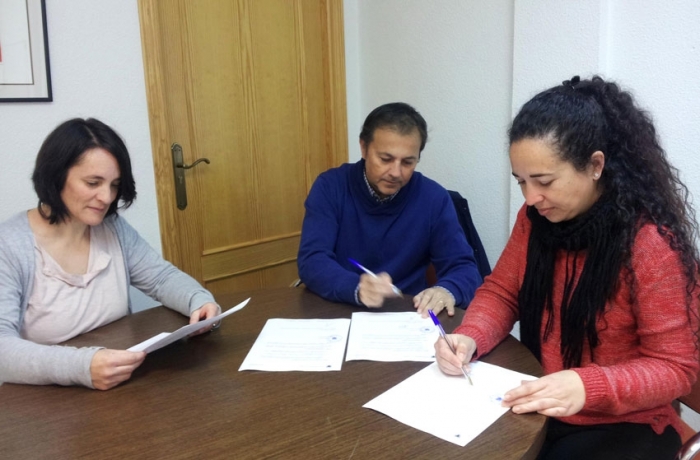 La regidora d’Educació i Normalització Lingüística signa un conveni de col•laboració amb la Coordinadora per l’Ensenyament en Valencià de la Marina Baixa