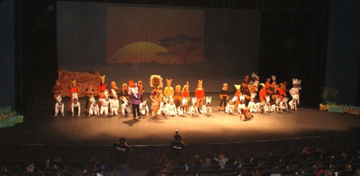 Els escolars d’Altea assisteixen a la representació del musical “El Rei Lleó” realitzat per El Blanquinal