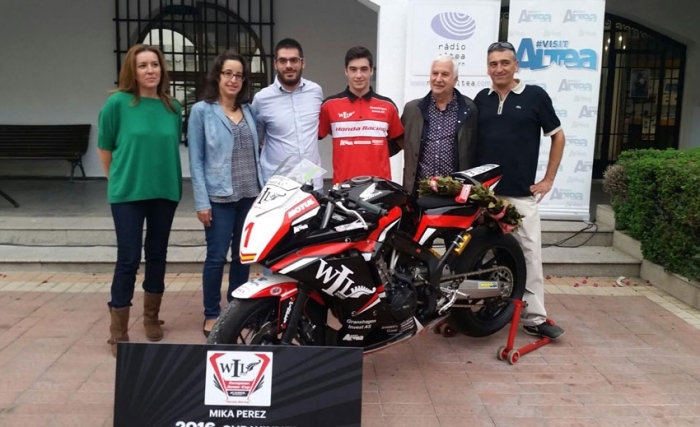Altea homenajea a Mika Pérez, campeón de Europa de la Junior Cup de Motociclismo
