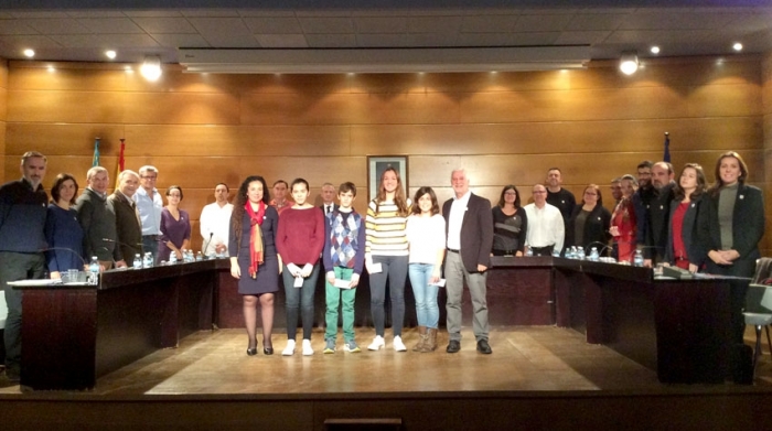 L’Ajuntament d’Altea reconeix en plenari l’excel·lència dels resultats acadèmics de quatre estudiants d’ESO i Primària