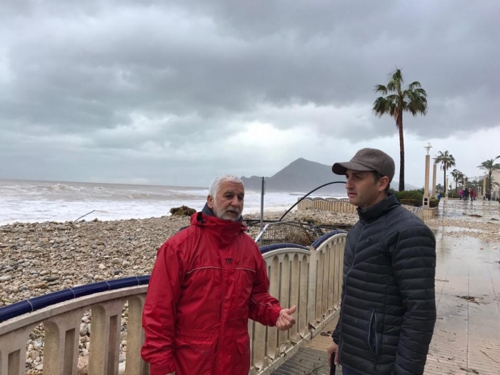 L’alcalde d’Altea, Jaume Llinares, i el president de la Diputació, César Sánchez, visiten la platja de l’Espigó afectada pel temporal de pluja i vent