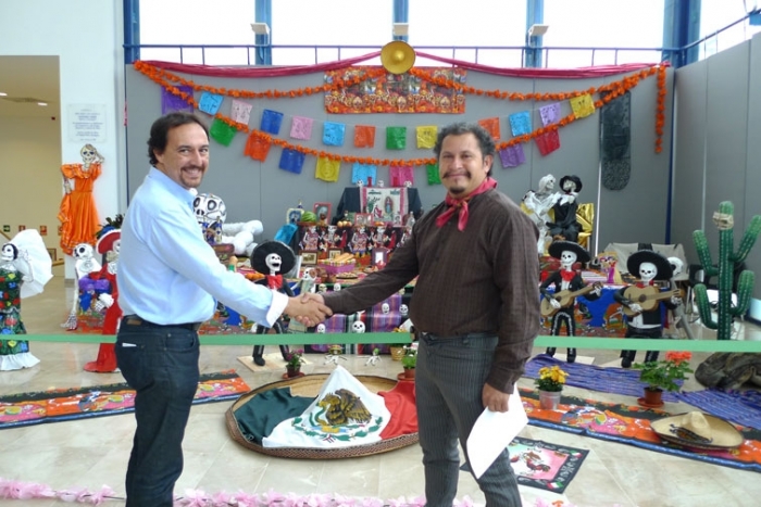 La asociación ‘Hechos en México’ rinde homenaje a sus difuntos en Palau Altea
