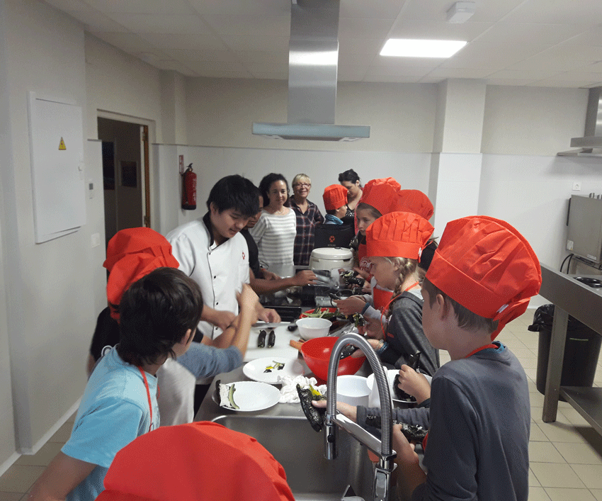 Els xiquets de sisè de primària han gaudit del curs de “cuina japonesa” impartit a l’Aula Municipal