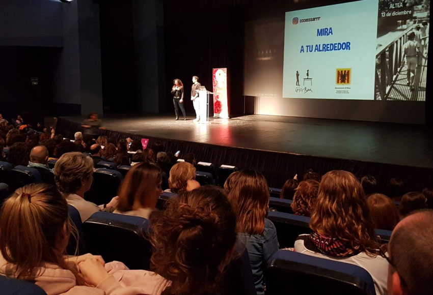 Educació ompli Palau Altea amb la conferència de César Bona ‘Mira a tu alrededor’