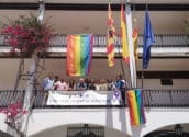 Altea celebra el Dia Internacional de l'Orgull LGTBIQ desplegant dos banderes amb l’arc de Sant Martí en la façana de l'Ajuntament