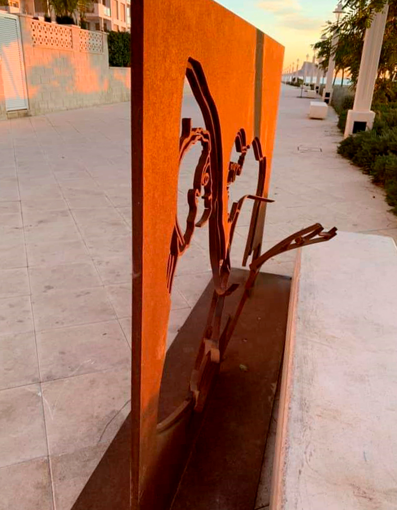 El Ayuntamiento de Altea condena los actos vandálicos en 3 esculturas de Antoni Miró expuestas en el Paseo del Mediterráneo