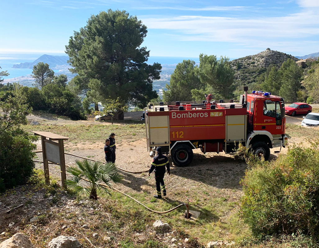 Una vez finalizadas las obras del acceso principal a la Serra de Bèrnia, la unidad de Bomberos de la Diputación se ha desplazado hasta La Font de la Barca para realizar un reconocimiento de itinerarios. Los bomberos han comprobado el buen estado de los accesos para los vehículos de emergencia en caso de una intervención de urgencia.