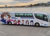 El autobús que realiza los transportes deportivos es serigrafiado con la imagen de Altea Capital Cultural