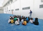 La remodelada pista de pelota valenciana recibe la visita de los estudiantes alteanos