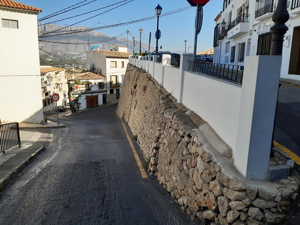 El asentamiento del muro de la Costera dels Maxos obliga a inutilizar durante un tiempo los contenedores de recogida de residuos