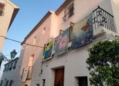 Las calles del casco antiguo se convierten en una galería de arte con Balconades d’Altea