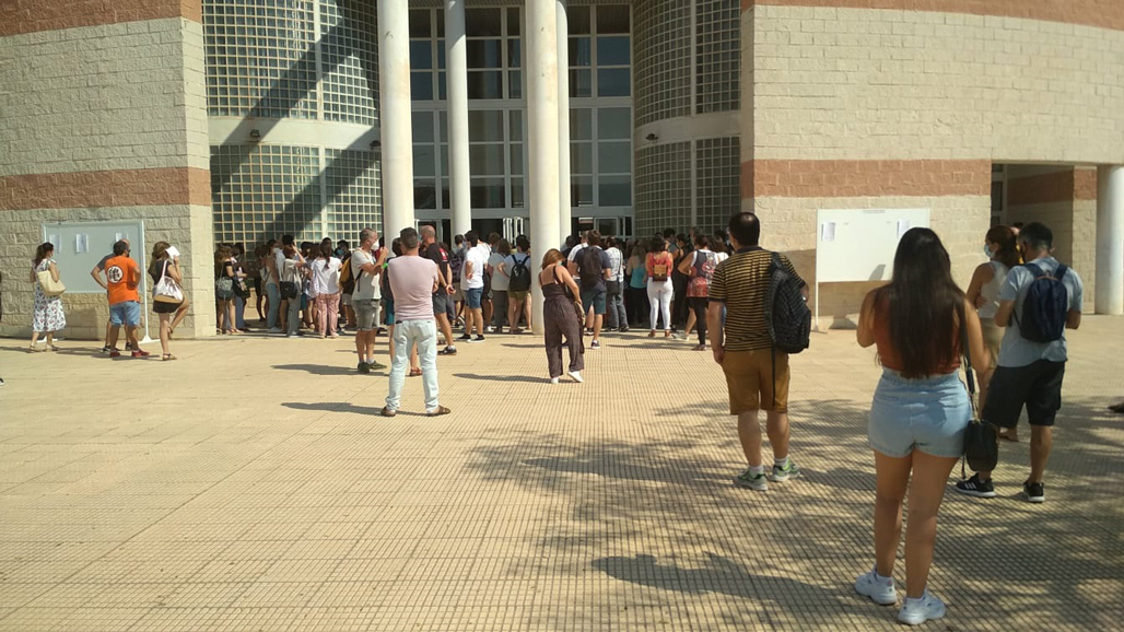 El pasado martes, el Ayuntamiento realizó en la Universidad de Alicante las pruebas selectivas para la creación de bolsas de trabajo de auxiliar administrativo y conserje. A la cita se presentaron 532 y 252 aspirantes para ambas ofertas, respectivamente.