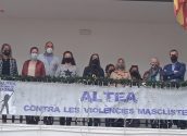Altea inaugura el mes de la mujer manifestando su rechazo a la violencia machista y las autoridades municipales cuelgan una pancarta  en el balcón del Ayuntamiento en contra de esta lacra social.