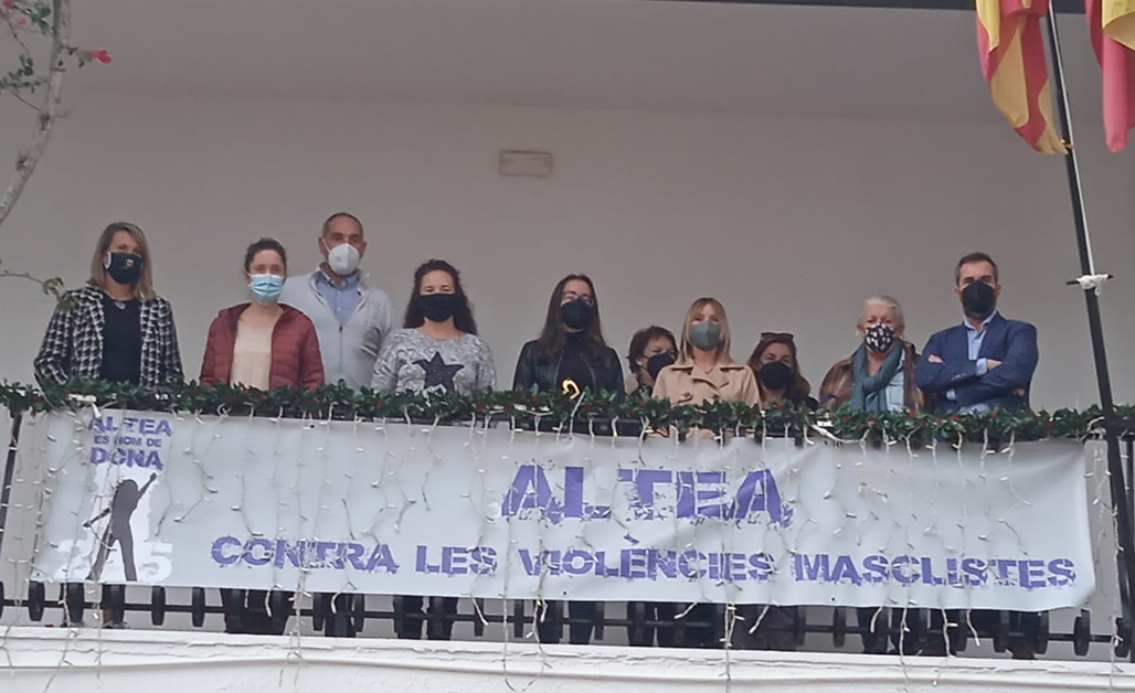Altea inaugura el mes de la dona manifestant el seu rebuig a la violència masclista i les autoritats municipals pengen una pancarta al balcó de l’Ajuntament contra esta xacra social.
