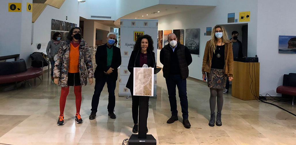 La regidora de Cultura, Aurora Serrat, va inaugurar una exposició a Palau Altea sobre l’expressivitat de la llum realitzada per alumnes de la Facultat de Belles Arts de la UMH