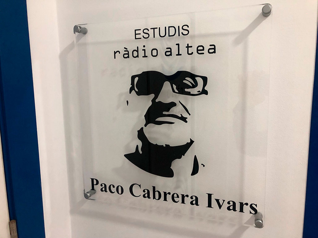 Los estudios de la emisora municipal Radio Altea ya tienen nueva denominación. Desde ya mismo pasarán a llamarse “Estudios Paco Cabrera Ivars” en recuerdo y homenaje a quién fue durante casi 30 años la voz de la emisora. En un acto “familiar” se recordó a “Paco el de la radio”, que desde ayer preside los accesos a Radio Altea.