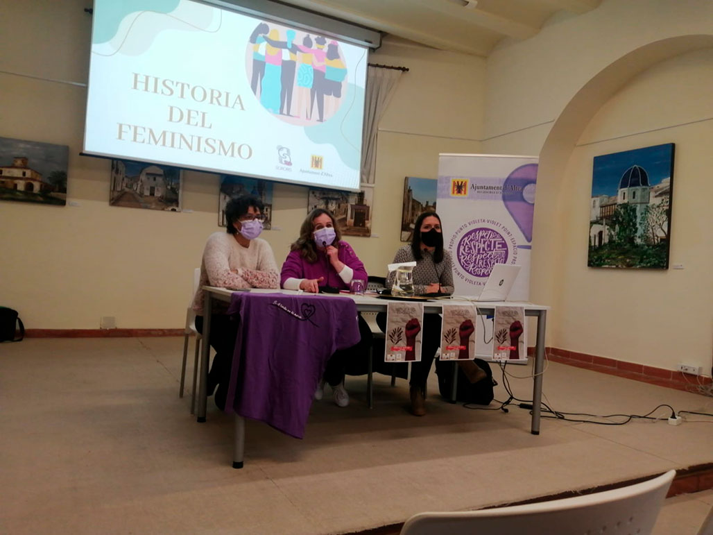 La Casa de Cultura va celebrar ahir una conferència  sobre la Història del Feminisme. La lluita de les dones pels seus drets, a càrrec de Rocío Raya Galvín, agent d’igualtat de SORORIS