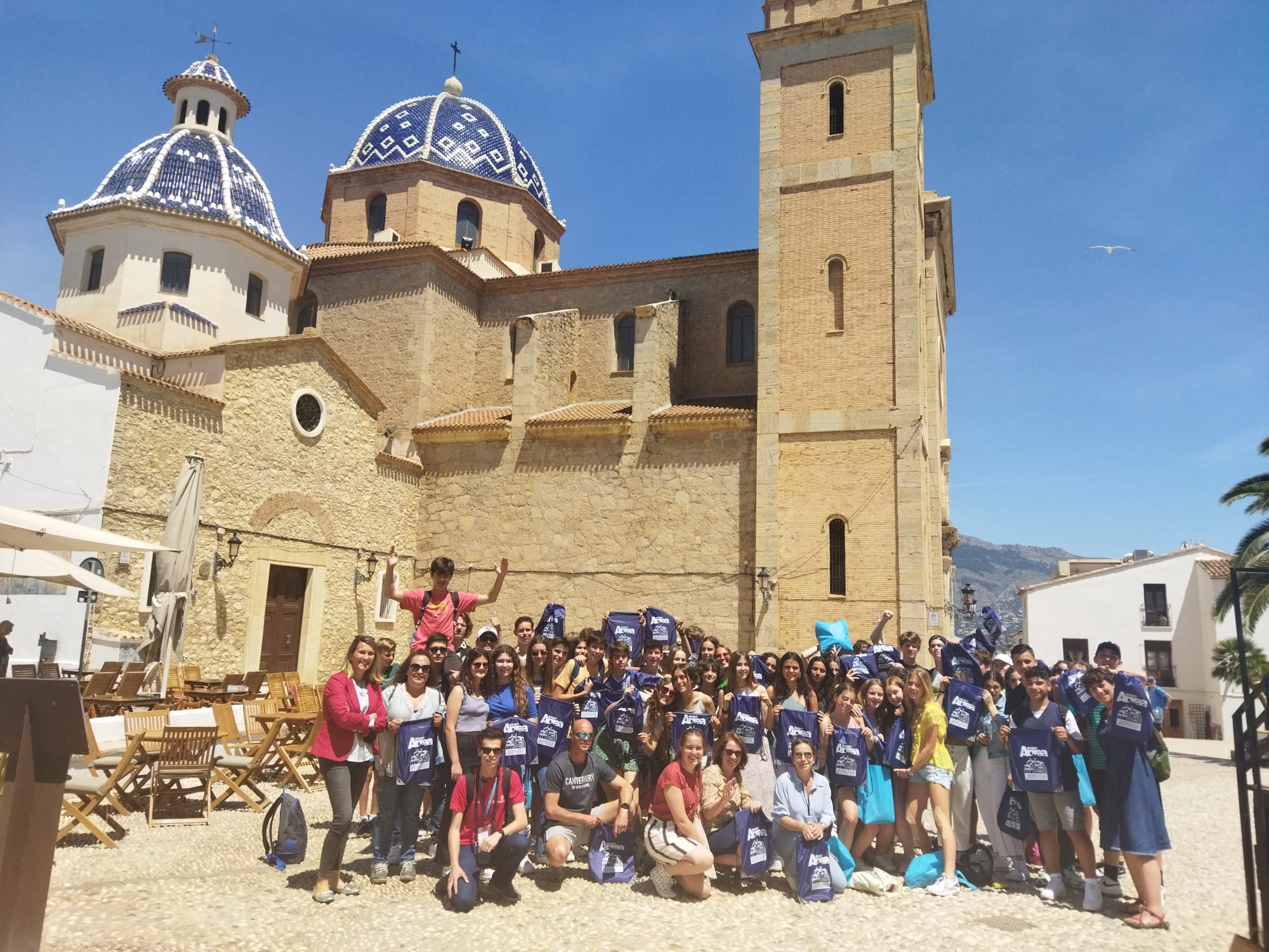 Un grupo de 60 alumnos de secundaria del programa de intercambio Erasmus han visitado Altea esta mañana y han sido recibidos por la concejala de Turismo, Xelo González. El alumnado procedía de un centro de Holanda y el Colegio Jesuitas de Alicante. 