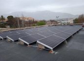 El Ayuntamiento instala placas solares en los edificios de la Policía Local y la FPA para autoconsumo
