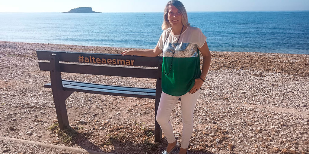 El hashtag “Altea es mar” ya está rotulado en el banco de la Playa de l’Olla, una promoción turística para desestacionalizar el turismo con actividades náuticas durante todo el año