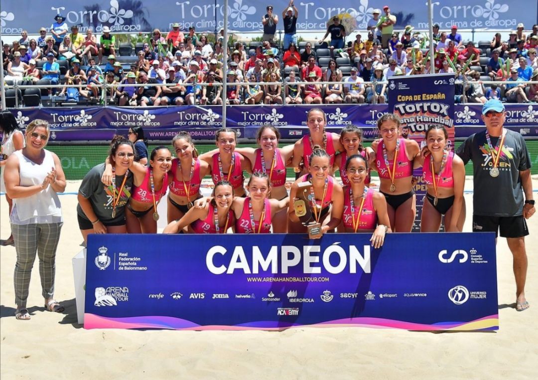 Huit alteanes, quatre d’elles del Club Esportiu Vila Blanca, s’han proclamat campiones d’Espanya d’handbol platja en la Copa d’Espanya celebrada en Torrox, Màlaga. Enhorabona!