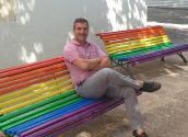 Altea instala dos bancos arcoíris por el día del Orgullo LGTBIQ+