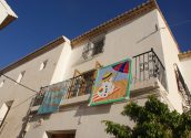 Las calles del casco antiguo se convierten en una exposición de arte al aire libre con Balconades d’Altea