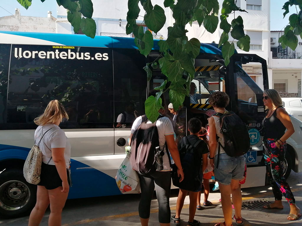 Llorente bus col·labora, juntament amb la Regidoria de Turisme i amb l’escola d’estiu de la Societat Filharmonica Alteanense, portant als xiquets i les xiquetes de l’escola al club de tennis a realitzar activitats lúdiques, durant tres dies en aquest estiu