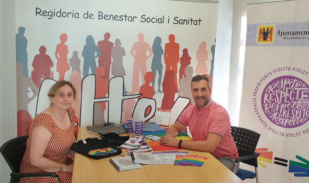 La Concejalía de Bienestar Social e Igualdad instala un año más el Punto Violeta en el Castell de l’Olla y por primera vez, el Punto Arco Iris