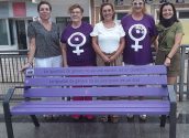 Altea instal•la quatre bancs violetes per a reivindicar la igualtat real entre dones i homes