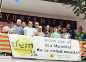 AFEM col•loca una pancarta al balcó de l'Ajuntament per donar visibilitat a les malalties mentals