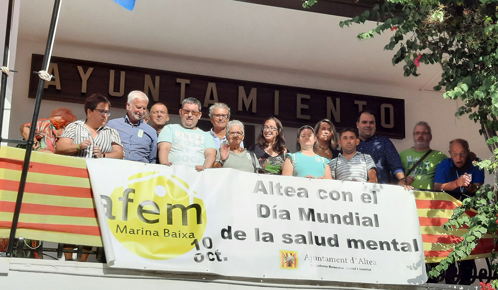 AFEM col•loca una pancarta al balcó de l’Ajuntament per donar visibilitat a les malalties mentals