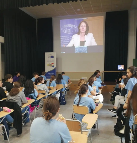 Els alumnes de l’IES Bellaguarda es reuneixen amb el Parlament Europeu dins del programa d’Escoles Ambaixadores