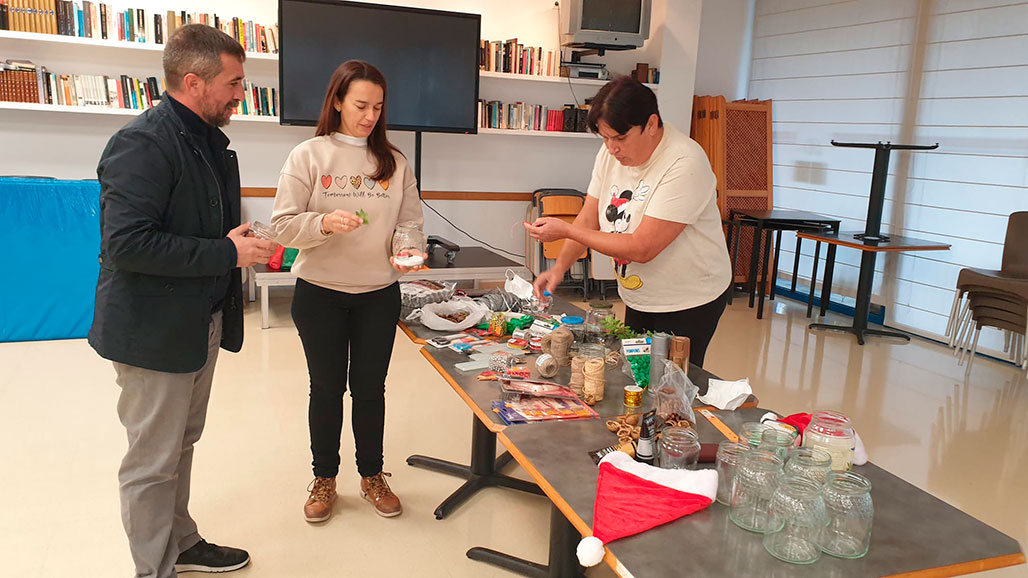 Bienestar Social pone en marcha talleres de decoración navideña con materiales reciclados destinados a personas mayores