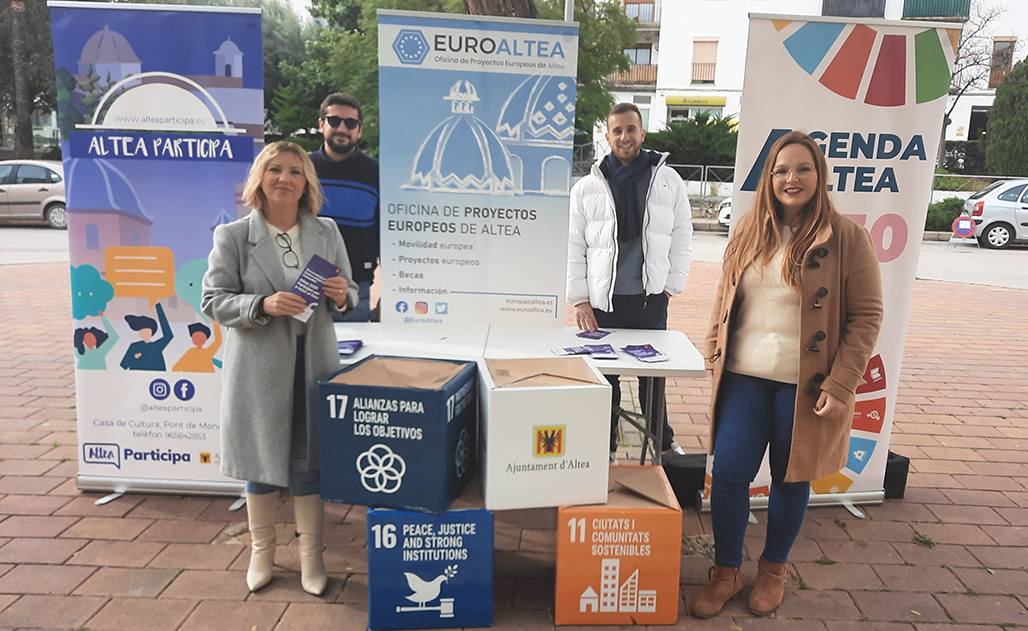 Hui al matí, les regidories de Participació i Projectes Europeus han realitzat una acció informativa sobre els Objectius de Desenvolupament Sostenible, ODS, i l’Agenda 2030, adreçada a la ciutadania. El Punt informatiu ha estat ubicat a l’Avda. Comunitat Valenciana.