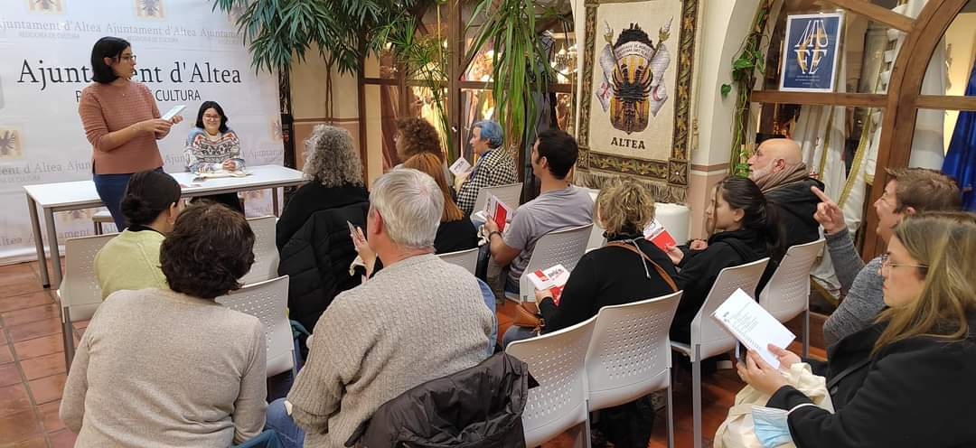 La Regidoria de Normalització Lingüística va presentar ahir a Altea la campanya de voluntariat pel valencià amb parelles de conversa. Una jornada per a fomentar i ensenyar la llengua. 
