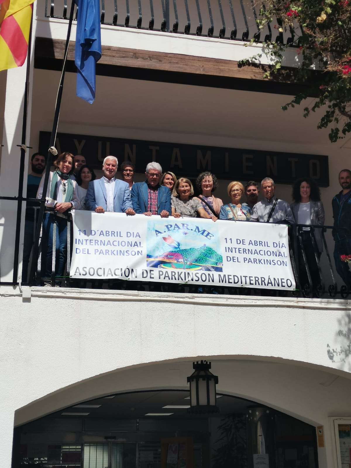 Altea conmemora el Día Internacional de Parkinson. El Ayuntamiento y la Asociación de Parkinson Mediterráneo han mostrado su apoyo a afectados y familias colgando una pancarta reivindicativa en los balcones del Consistorio.
