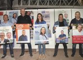 La pegada de carteles arranca la campaña electoral a los comicios locales y autonómicos del 28 de mayo
