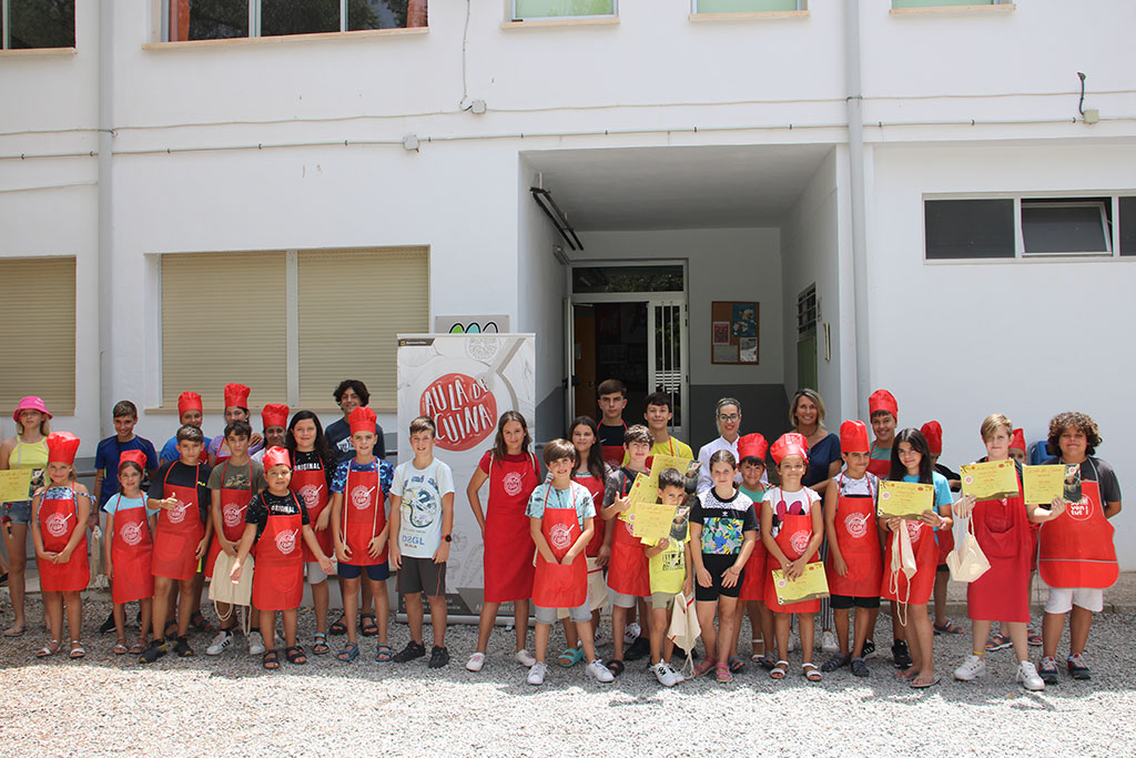 Més de 40 xiquets i xiquetes participen en el curs de cuina “Mini Xefs”