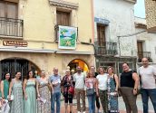 Alfaz del Pi inauguró ayer las 'Balconades de Altea' con la presencia de concejales de Altea, Alfaz del Pi y Benimantell y miembros de la Asociación de Vecinos de Oliva, localidad que se une a esta iniciativa artística y que expondrá las 'Balconades' en el mes de diciembre. 