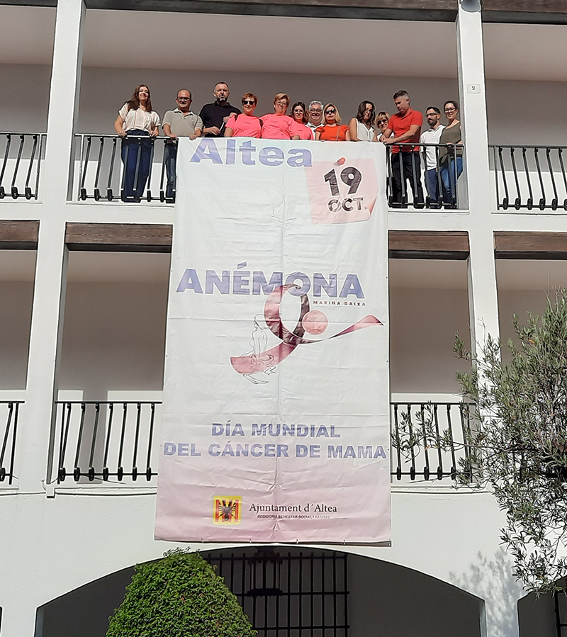 Una pancarta al balcó de l’Ajuntament commemora el 19 d’octubre, Dia Mundial del Càncer de Mama