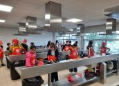 Los alumnos de 6º de Primaria aprenden cocina internacional en el “Aula de Cuina”