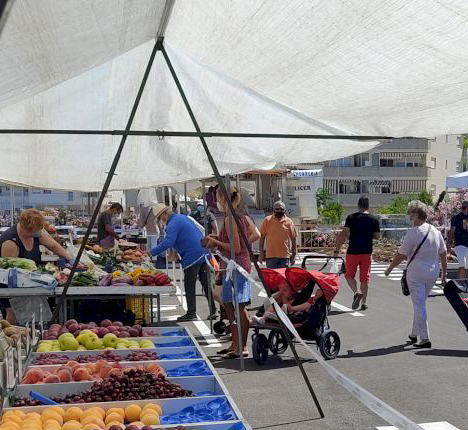 Comerç reunifica els mercats ambulants dels dimarts en un mateix espai