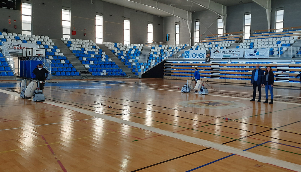 Se restaura el pavimento de la pista del Palau d’Esports Vila d’Altea