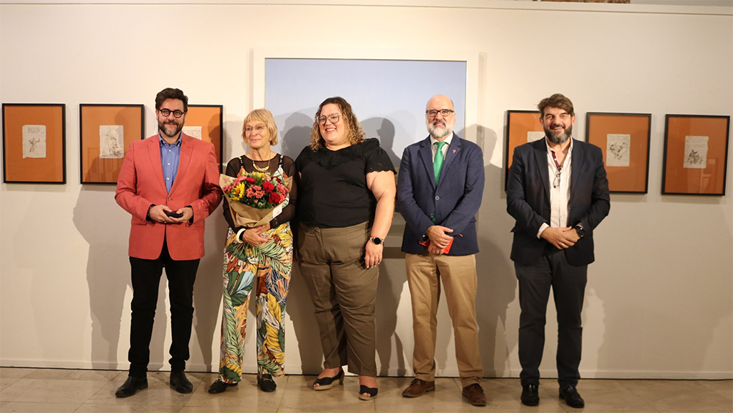 La regidora de Cultura, Pepa V. Pérez i Sibille Schlotter han participat a la inauguració de l’exposició de “El Quixot” del pintor E. Schlotter a Alcalá de Henares. Una exposició comissariada per l’hereua de l’artista i la inauguració de la qual va comptar també amb l’edil d’àrea d’Alcalá, Santiago Alonso i el catedràtic de Filologia Romànica de la Universitat Complutense de Madrid i cervantista, José Manuel Lucía Megías.