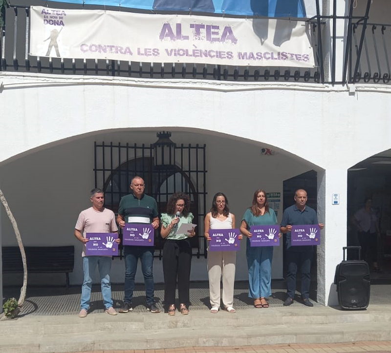 A las 12:00 horas del día de ayer, Altea guardaba un minuto de silencio por la víctima de otro asesinato machista y que en esta ocasión se ha producido en Castellón. Minuto de silencio que era precedido por la lectura de un manifiesto de repulsa hacia el acto cometido y la violencia de género y en apoyo de familiares y amigos de la víctima.