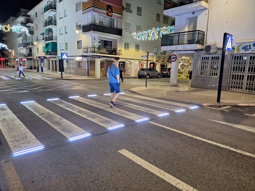 El Ayuntamiento refuerza la seguridad de los pasos de peatones en la zona comercial de Altea