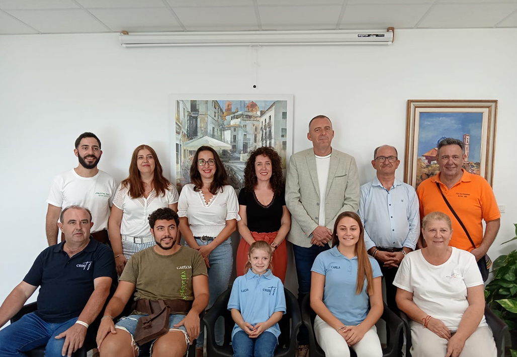 Alcalde y concejales reciben en el Ayuntamiento a los Cargos Festeros, Federació de Moros i Cristians, Clavario del Cristo y Reinas en el inicio de las Fiestas Patronales.